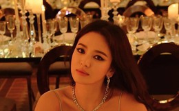 Song Hye Kyo hé lộ thêm ảnh mới bên bàn tiệc, váy áo buông lơi xinh ngất trời