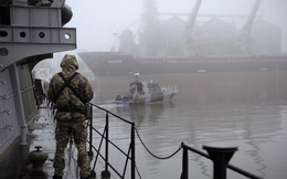 Sự trùng hợp bất thường trong vụ tàu Nga bị bắt giữ: Ukraine muốn ghi điểm với "kỳ phùng địch thủ" của Nga?