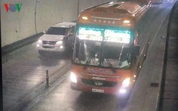 Tước giấy phép lái xe của tài xế xe khách vượt ẩu trong hầm Hải Vân