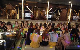 [Ảnh] Đột kích các tụ điểm ăn chơi nổi tiếng ở Sài Gòn, cả trăm nữ tiếp viên mặc sexy đang chờ khách