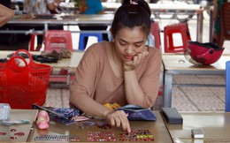 Cận cảnh những viên đá quý long lanh bày bán ở chợ đá quý Lục Yên, Yên Bái