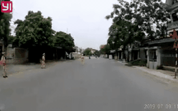 Khống chế nam thanh niên đi xe máy tốc độ cao hất văng CSGT lên không trung