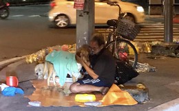 Hình ảnh "cay mắt" ở góc phố Sài Gòn: Cụ ông vô gia cư nhường áo, bón từng thìa thức ăn cho 2 con chó bị bỏ rơi