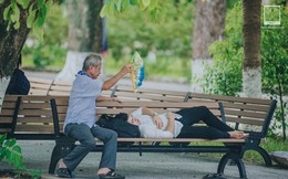 Bức ảnh người ông ngồi quạt cho cháu ngủ trên ghế đá trong ngày nhập học: Cháu cứ mơ những giấc mơ đẹp, thế giới ngoài kia đã có ông lo