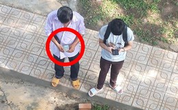 Ngày nhập học, cha đếm từng đồng tiền lẻ rồi dúi vào túi con trai - hình ảnh gây nhiều tranh luận