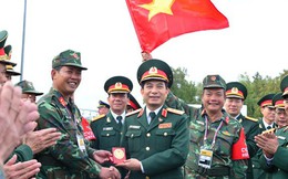 Thượng tướng Phan Văn Giang chúc mừng Đội tuyển Xe tăng Việt Nam về nhì Chung kết Tank Biathlon 2019
