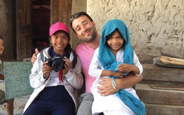 Nhiếp ảnh gia người Pháp và hành trình đi tìm màu mắt lạ của hai cô gái Việt Nam