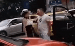 Đã sai còn tỏ thái độ hống hách, nữ tài xế xe Porsche bị người đàn ông tát 'nổ đom đóm mắt'