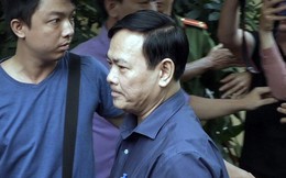 [VIDEO]: Bị cáo Nguyễn Hữu Linh trong vòng vây an ninh và báo chí khi tới cổng tòa