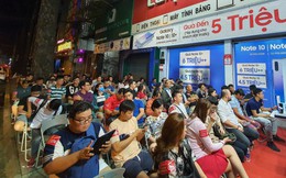 Hàng trăm người xếp hàng từ nửa đêm chờ nhận Galaxy Note 10 và Not 10 + sớm nhất Việt Nam