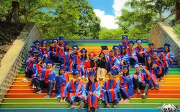 Phạt nhóm học sinh sơn cầu thang, sản phẩm của các em khiến nhà trường quyết đầu tư lớn