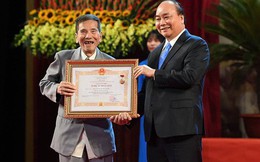 Nghệ sĩ Trần Hạnh được Thủ tướng Nguyễn Xuân Phúc ôm, trao tặng danh hiệu NSND