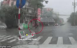 Giữa trời mưa lớn vượt đèn đỏ, người phụ nữ đi xe máy bị taxi đâm hất văng xuống đường