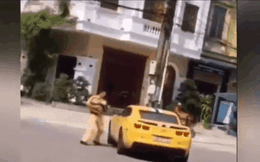CLIP: CSGT dùng súng AK chọc thủng kính siêu xe, tài xế vẫn tăng ga tháo chạy