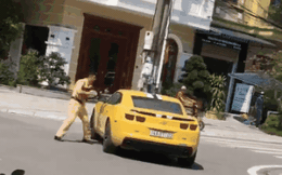 Diễn biến mới vụ CSGT dùng súng AK đập vào kính xe sang Chevrolet Camaro vi phạm: Xác định người điều khiển