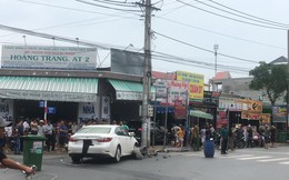 Mercedes và Lexus tông nhau nát đầu giữa ngã tư rồi lao vào tiệm thuốc tây trong khu dân cư