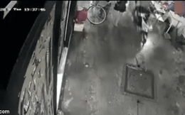Khoảnh khắc cô gái vụt qua camera an ninh khiến người ta hoảng hốt: Vụ cướp giật quá táo tợn!