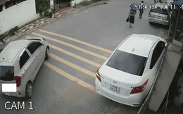 CLIP: Ô tô con bị "thả trôi" giữa phố, hành động của nữ tài xế khiến dân mạng lao vào chỉ trích