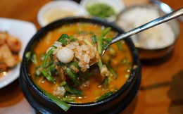 Miễn phí bữa cơm cho 2 bà cháu, hơn 1 tháng sau, cảnh tượng trước cửa tiệm khiến chủ quán vội huy động người đến giúp