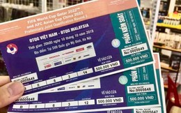 Cầm vé trận đấu Việt Nam và Malaysia ‘nóng hổi’ trên tay, nhiều người lập tức bán lại với giá gấp 5 lần