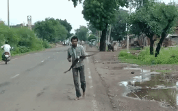 'Làm phúc phải tội', người đàn ông Ấn Độ bị hàng trăm con quạ tấn công suốt 3 năm liền