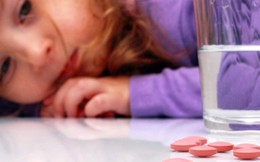 Uống thuốc với sữa, nước trái cây có hại không?