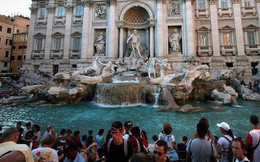 Roma: Chính quyền và nhà thờ tranh nhau số tiền xu 40 tỷ do du khách ném xuống đài phun nước cầu may