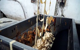 'Mục kích' cơ sở sản xuất bánh kẹo bẩn ở Hà Nội ngày cận Tết