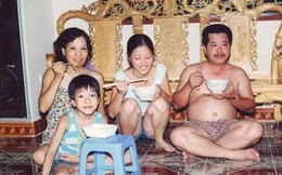 Được chia sẻ lại sau nhiều năm, bức ảnh gia đình cùng ăn mì này đã khiến bao trái tim thổn thức ngày cận Tết
