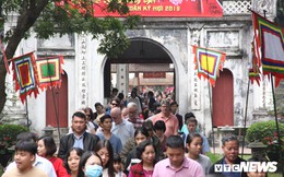 Ảnh: Hàng nghìn người đổ về Văn Miếu, xếp hàng dài xin chữ ngày đầu năm