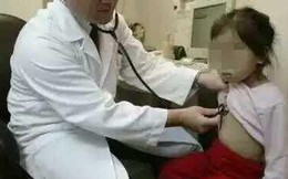 Phát hiện máu trong quần lót bé gái 5 tuổi, mẹ sợ hãi đưa đến bệnh viện kiểm tra mới biết đó là sự bất cẩn của mình