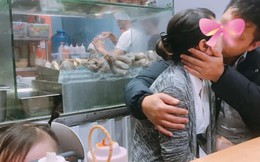 Cặp đôi thản nhiên hôn nhau ở quán lòng lợn, chị gái một con ngứa mắt chụp ảnh post lên MXH