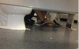 Bức ảnh 2 cặp chân quấn lấy nhau trong WC công cộng gây bão, dân mạng thi nhau đoán điều gì đang xảy ra