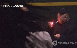 Em gái ông Kim Jong-un cầm gạt tàn cho anh trai hút thuốc