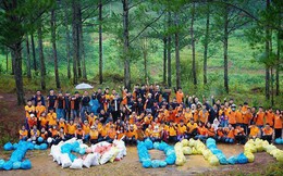 Tạp chí nước ngoài đăng ảnh 30 màn "thử thách dọn rác" xuất sắc nhất, trong đó có cả nhóm bạn tại Việt Nam