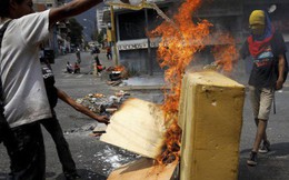 Venezuela: Người dân phóng hỏa gần dinh tổng thống vì mất điện