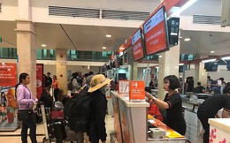 Giận bạn gái, đùng đùng đòi xuống máy bay