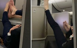Cặp đôi chơi trò 'bắt chân' phản cảm trên máy bay khiến nhiều người lắc đầu ngao ngán
