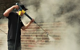 Steam Cleaning - công nghệ dùng để làm sạch tường Đại Nội Huế cho thấy sức mạnh của nước có thể lớn đến mức nào