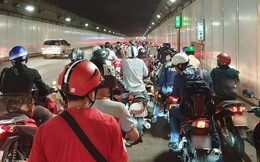 Sài Gòn ngày mưa bất chợt, loạt người dừng xe trú chân ngay cửa hầm Thủ Thiêm: Xin đừng khôn lỏi mà hại người khác!