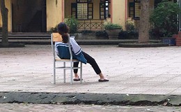 Tấm ảnh nữ sinh ngồi vật vã giữa sân trường: "Em mệt rồi, đừng bắt em học nữa" khiến cộng đồng mạng xót xa