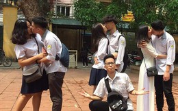 Bức ảnh trai đẹp lẻ loi giữa đám bạn hôn nhau ở trường gây bão: Sao tôi ế trường tồn mà ai cũng có người yêu