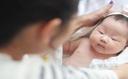 Sai lầm khi hạ sốt của bố mẹ khiến bé trai 8 tháng tuổi chết não