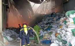 Cháy lớn tại Khu công nghiệp Sóng Thần, công nhân ôm đồ tháo chạy