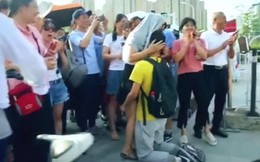 Con trai cao lớn bất ngờ quỳ xuống ôm mẹ giữa đường, sau khi biết chuyện mọi người xung quanh đều bật khóc bởi một câu nói