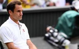 Nhói lòng khoảnh khắc huyền thoại Roger Federer lặng người bất động sau trận chung kết Wimbledon lịch sử và hấp dẫn không thể tin nổi