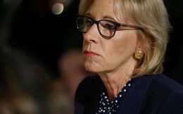 Người của ông Trump dẫm lên vết xe đổ của bà Clinton