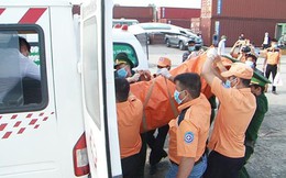 Tàu cá Nghệ An bị đâm chìm, 9 người mất tích: Đưa thi thể 2 thuyền viên vào bờ để xác định danh tính