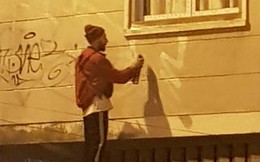 Dân mạng phẫn nộ truy tìm danh tính 2 người đàn ông ngoại quốc lén lút dùng sơn vẽ lên tường ở Đà Lạt lúc sáng sớm