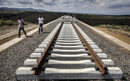 Thảm cảnh đường sắt Trung Quốc xây ở Kenya: Lơ lửng giữa 'hư không”